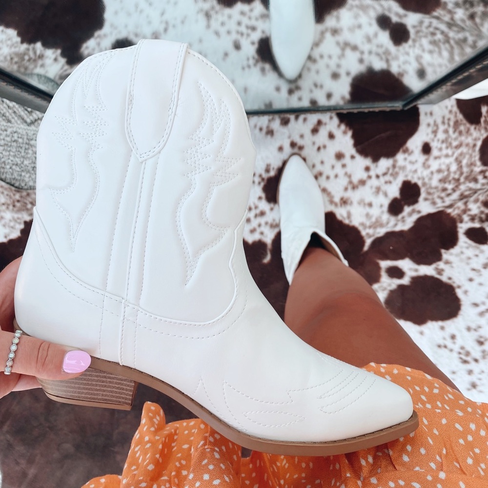 NWB WHITE BOOTIES